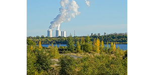 Blick von Zwenkauer See auf das Kraftwerk Lippendorf