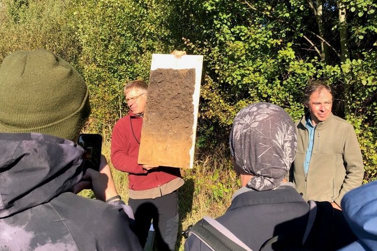 Soil landscape dynamics explanations during the field trip to the Weisse Elster catchment, photo: Martin Offermann