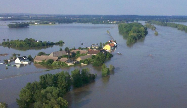 Flooded meadows near the city Riesa during the flood in 2013. Photo: Uwe Paeser/ Riesa City Council