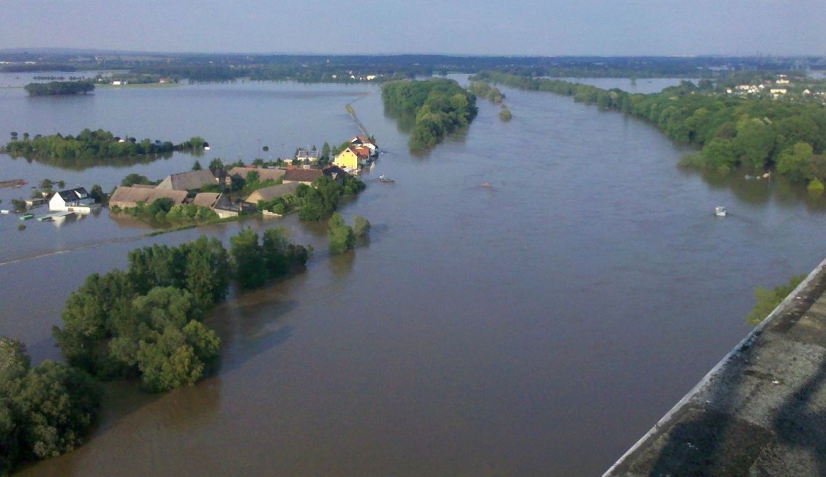 enlarge the image: Flooded meadows near the city Riesa during the flood in 2013. Photo: Uwe Paeser/ Riesa City Council