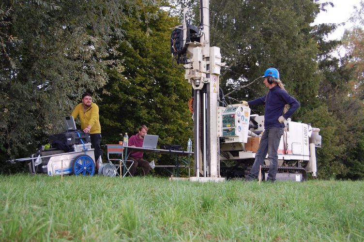 Umweltanalytische Untersuchungen von Hochflutsedimenten im Lech-Einzugsgebiet (Feldarbeiten im Masterstudiengang „Umweltwandel und Naturrisken“). Foto: Arbeitsgruppe Physische Geographie