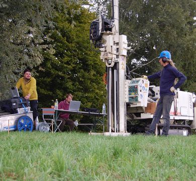 Umweltanalytische Untersuchungen von Hochflutsedimenten im Lech-Einzugsgebiet (Feldarbeiten im Masterstudiengang „Umweltwandel und Naturrisken“). Foto: Arbeitsgruppe Physische Geographie