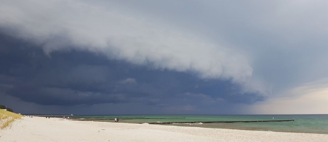  At a beach of the Baltic sea, a thunderstorm is approaching. The cloud system has a strong gust front which is only a few kilometer away from the observer. Photo: André Ehrlich / Universität Leipzig