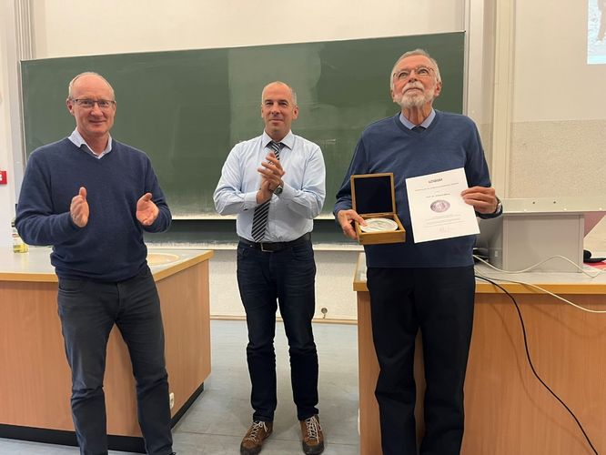 Ferdinand von Richthofen Medal Award winner Prof. Richard Dikau (right), DGGM President Prof. Oliver Sass (left) and Laudatio speaker Prof. Michael Krautblatter (middle), photo: J. Schmidt